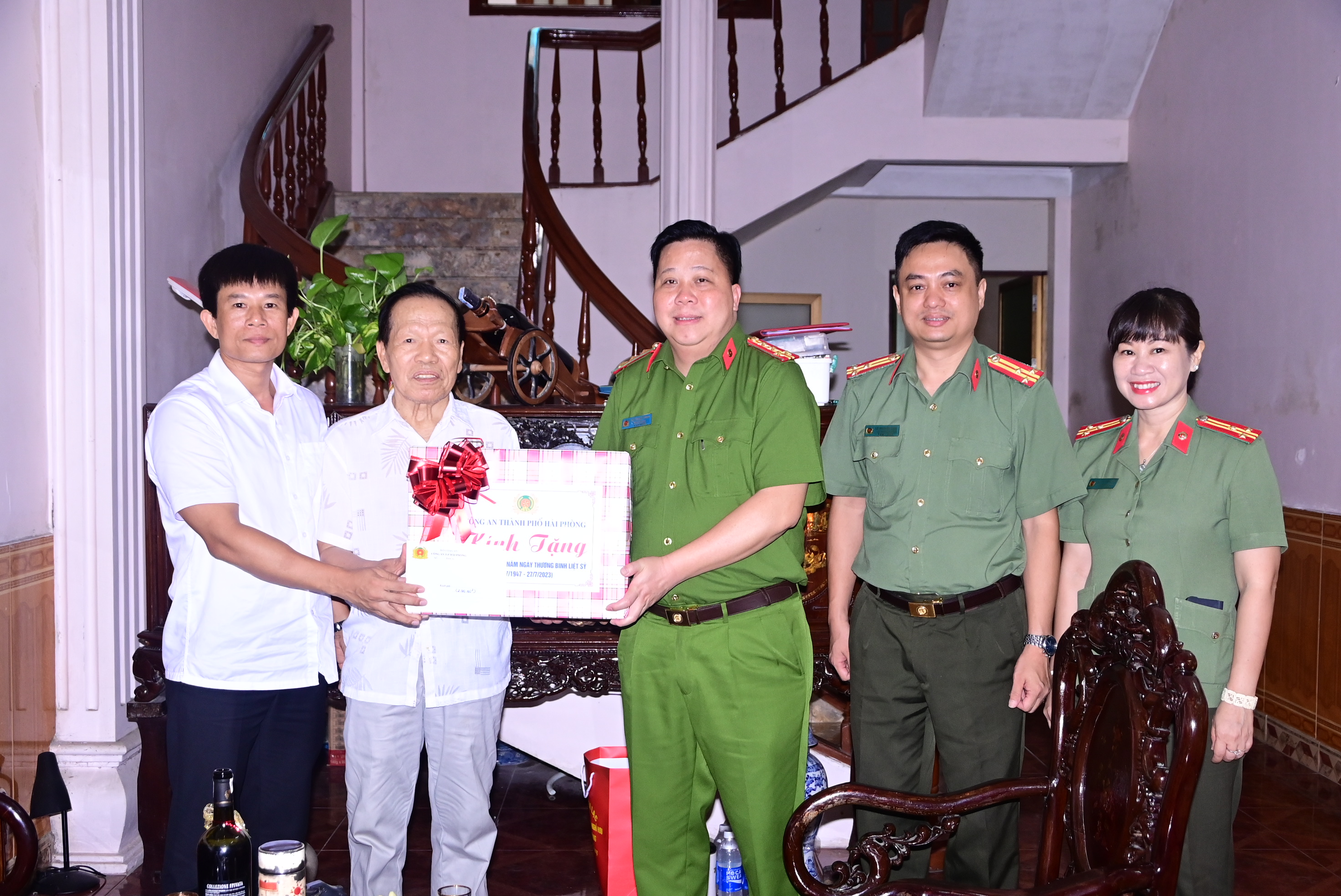 Đại tá Bùi Trung Thành, Phó Giám đốc CATP thăm hỏi, tặng quà các gia đình thương binh, liệt sĩ trên địa bàn quận Hồng Bàng và Kiến An